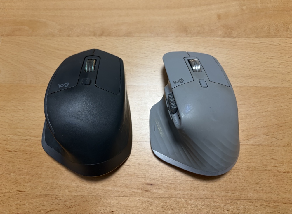 Logicool MX Master 2S（左・旧型）とMX Master 3（右・新型）の真上からのサイズ比較。